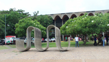 CUT-PI exige debate durante ato em frente a assembleia com servidores públicos